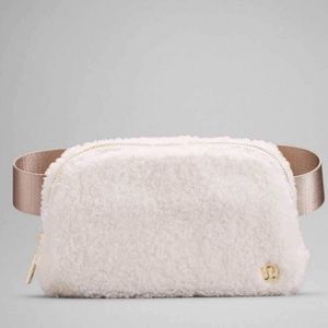 NWT Lululemon fleece belt bag in light ivory / Sherpa
